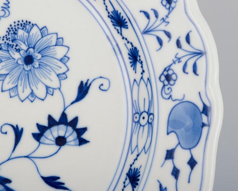 Porcellana Meissen, Germania, tre piatti in porcellana con motivo Cipolla Blu. in vendita