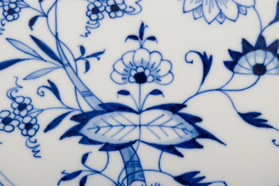 Meissen, Germania, tre piatti in porcellana con motivo Cipolla Blu. in vendita 1