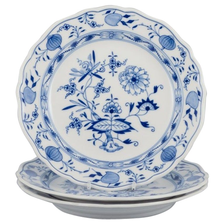 Meissen, Allemagne, trois assiettes en porcelaine à motif d'oignons bleus.