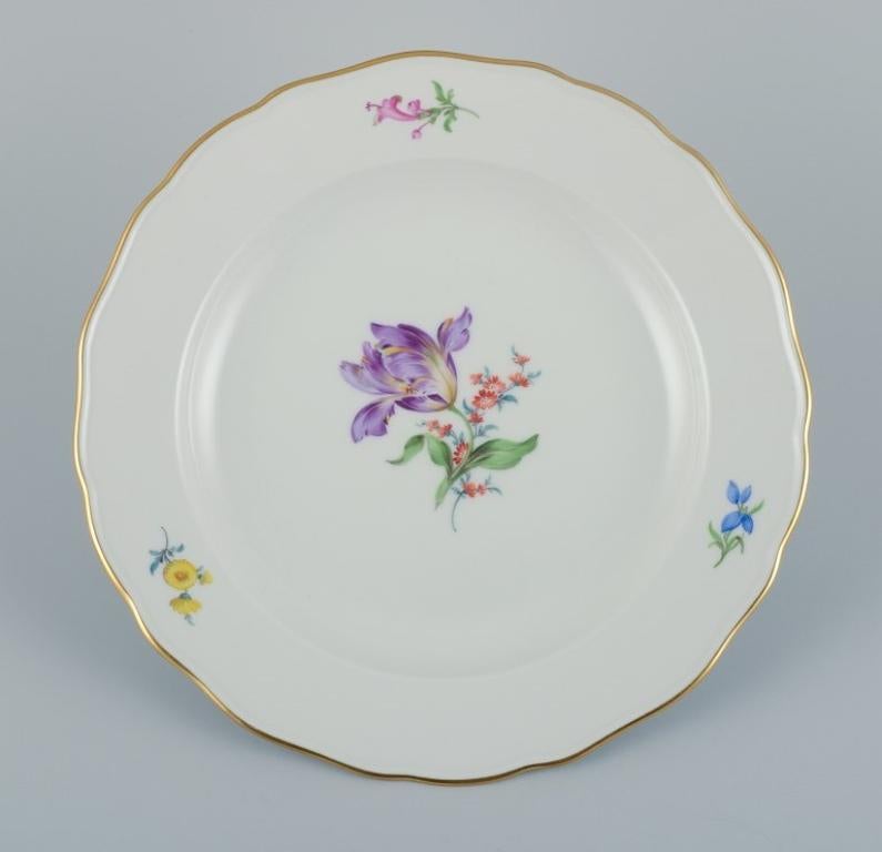 Meissen, Germany. Three Large Dinner Plates in Porcelain with Flowers In Excellent Condition For Sale In Copenhagen, DK