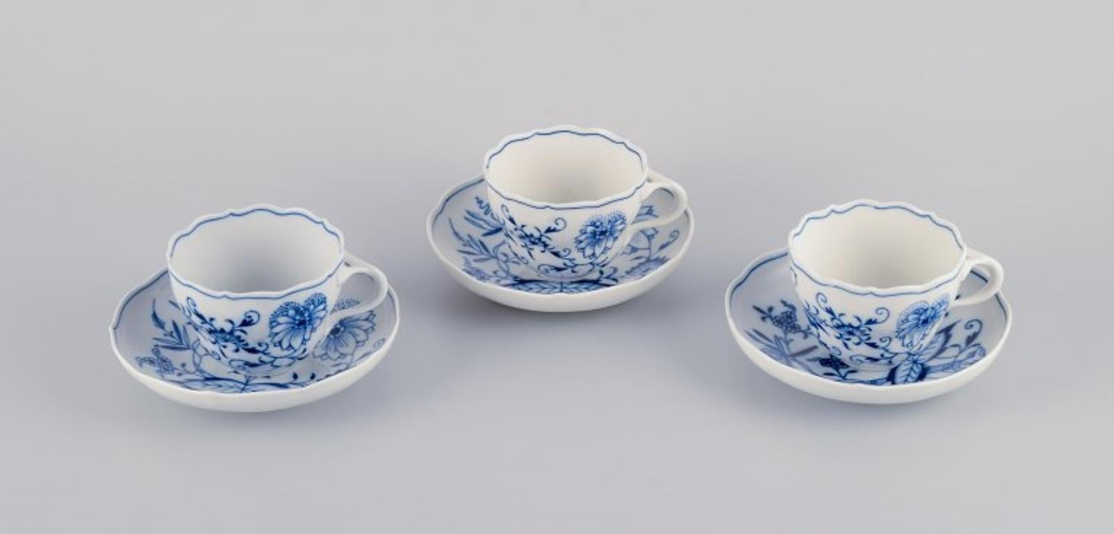 Meissen, Germany, three Onion Pattern coffee cups with saucers.
Mid-20th century.
Marked.
In excellent condition.
First factory quality.
Two saucers in third factory quality.
Cup: H 6.4 cm x D 10.7 cm including handle.
Saucer: D 14.3 cm x H 3.3 cm.