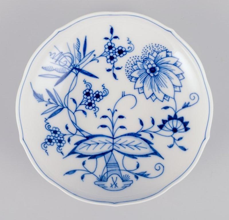 Meissen, Alemania, tres tazas de café con platillos en forma de cebolla. Mediados del s. XX en Excelente estado para la venta en Copenhagen, DK