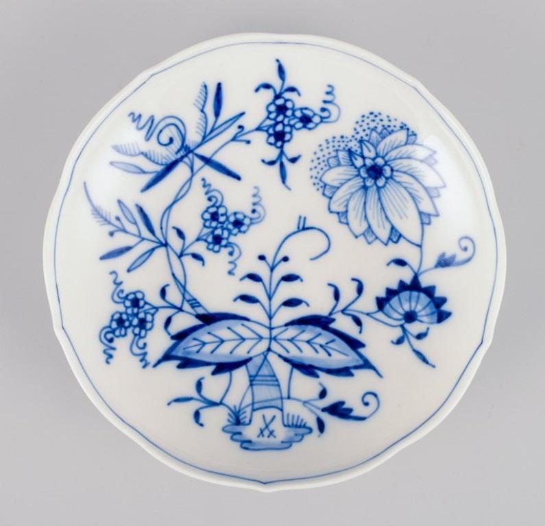 Meissen, Alemania, tres tazas de café con platillos en forma de cebolla. Mediados del s. XX Porcelana en venta
