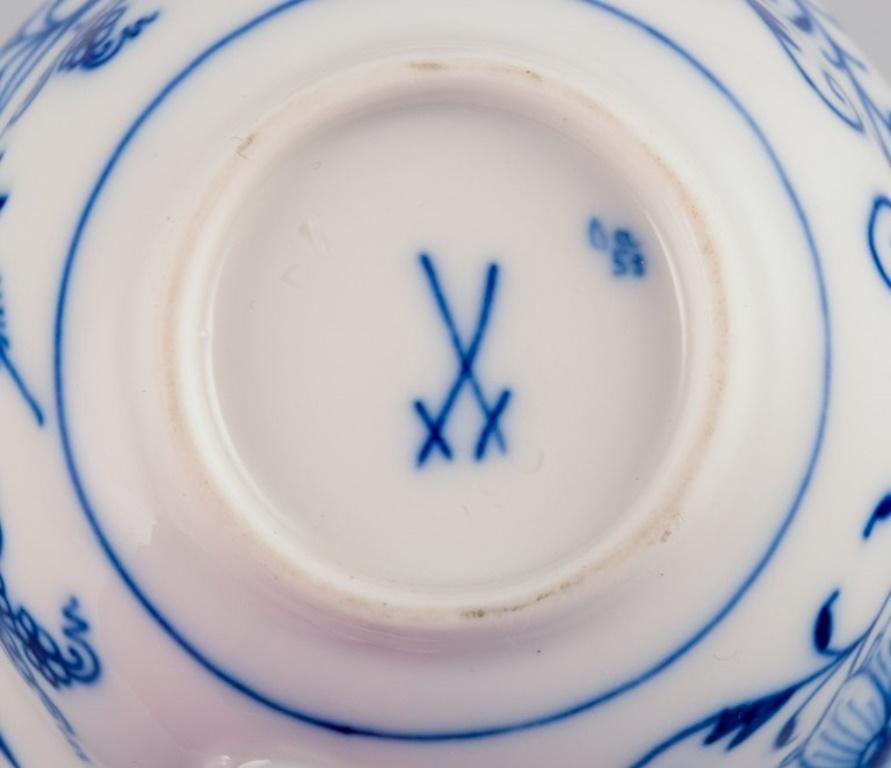 Meissen, Allemagne, trois tasses à café à motif oignon avec soucoupes A.I.C., milieu du XXe siècle. en vente 3