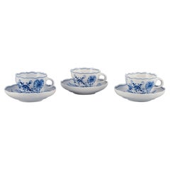 Meissen, Alemania, tres tazas de café con platillos en forma de cebolla. Mediados del s. XX