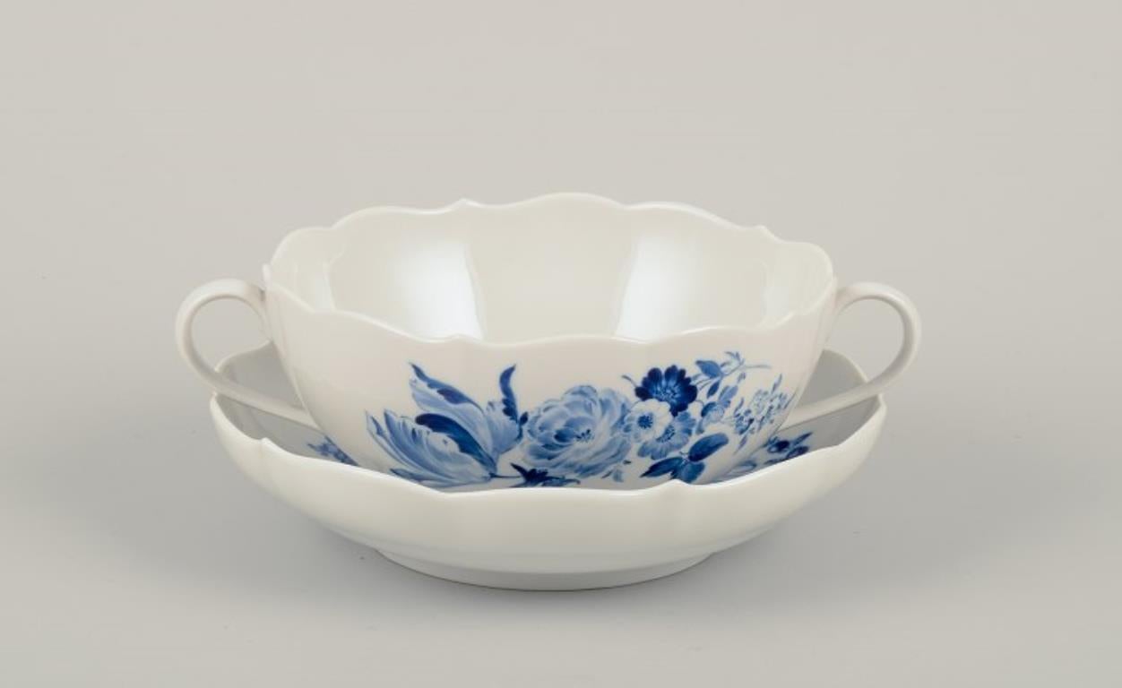 Meissen, Allemagne.
Trois paires de tasses à bouillon en porcelaine peinte en bleu.
Peint à la main avec des motifs floraux et des insectes en bleu.
Milieu du 20e siècle.
Marqué.
Cinquième qualité d'usine.
En excellent état avec des signes mineurs