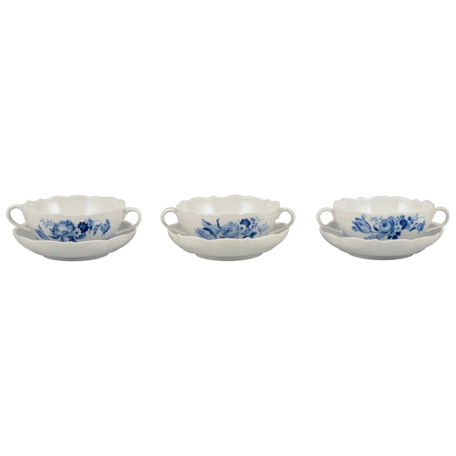 Meissen, Allemagne. Trois paires de tasses à bouillon avec soucoupes