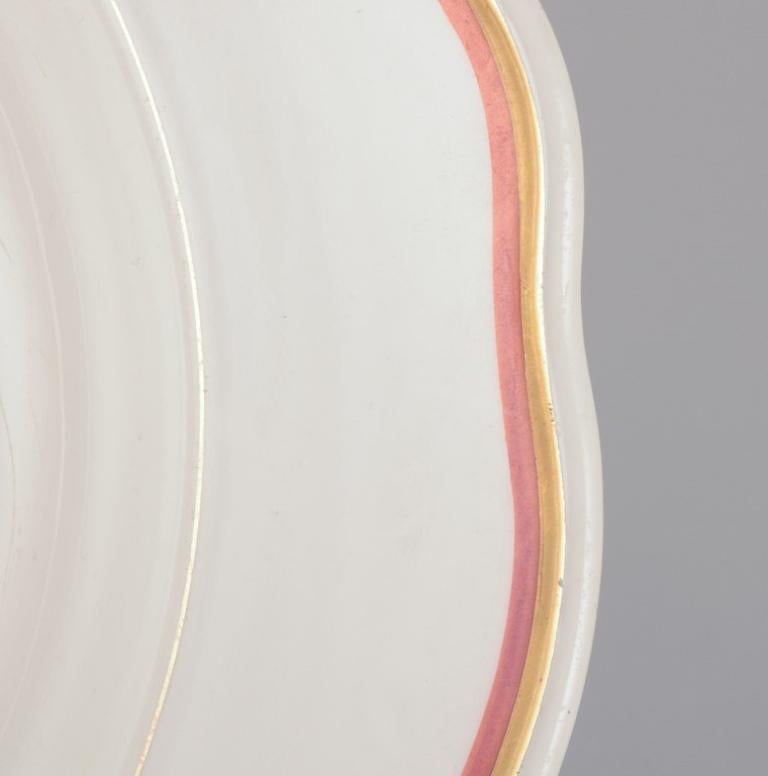 Meissen, Alemania. Juego de porcelana de tres piezas: un cuenco grande y dos platos. Glaseado en venta