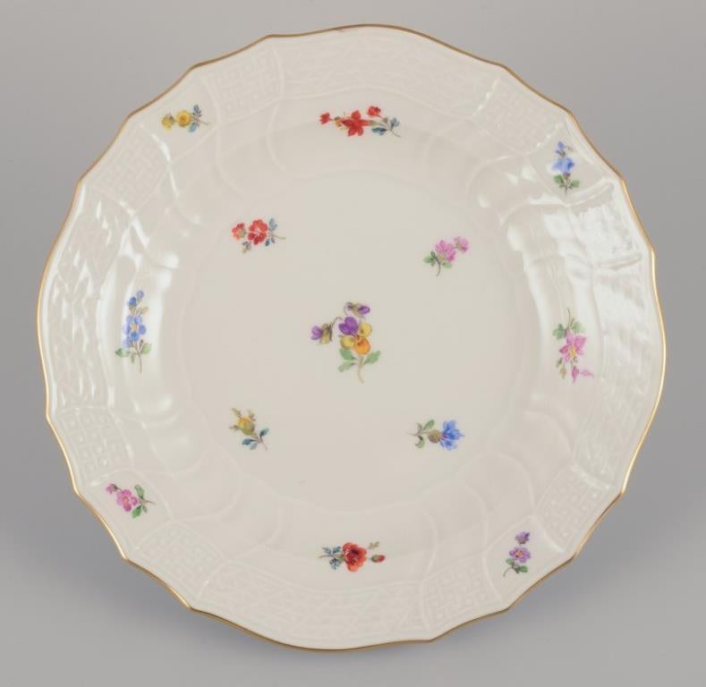 Meissen, Alemania. Tres platos de almuerzo de porcelana.
Pintado a mano con motivos florales policromados, borde dorado.
Aproximadamente desde 1900.
Firmado.
Perfecto estado con mínimas señales de uso.
Tercera calidad de fábrica.
Dimensiones: P 21,0