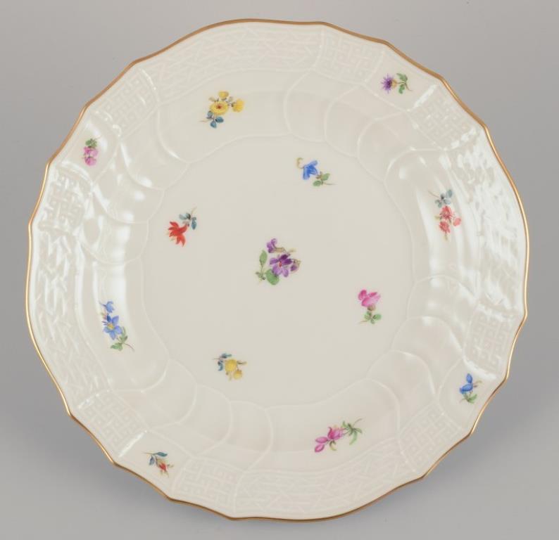 Meissen, Alemania. Tres platos de almuerzo de porcelana. Pintado a mano con flores en Excelente estado para la venta en Copenhagen, DK