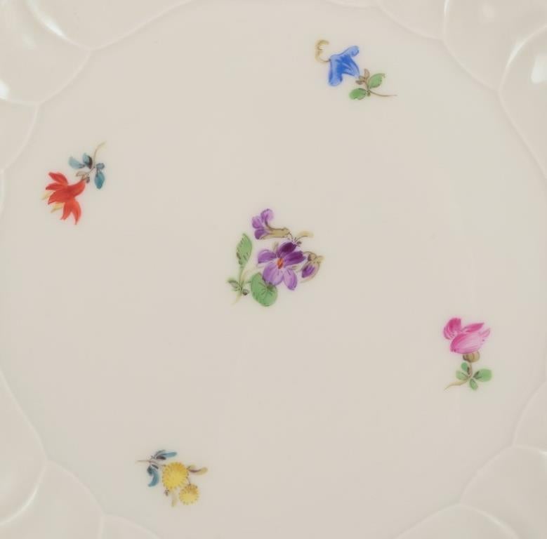 Meissen, Alemania. Tres platos de almuerzo de porcelana. Pintado a mano con flores siglo XX en venta