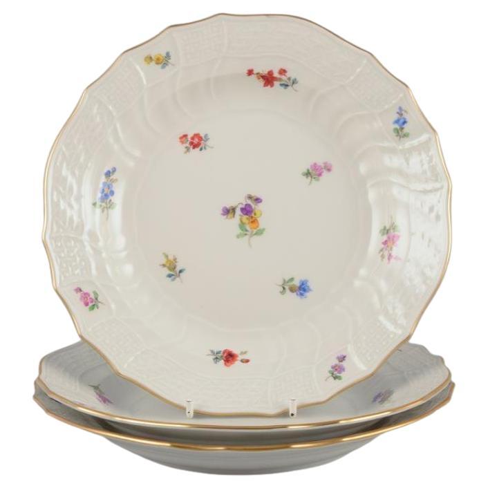 Meissen, Allemagne. Trois assiettes de déjeuner en porcelaine. Peint à la main avec des fleurs