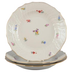 Meissen, Germania. Tre piatti da pranzo in porcellana. Dipinto a mano con fiori
