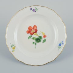 Meißen, Deutschland. Drei handbemalte Porzellanteller mit Blumenmotiven.