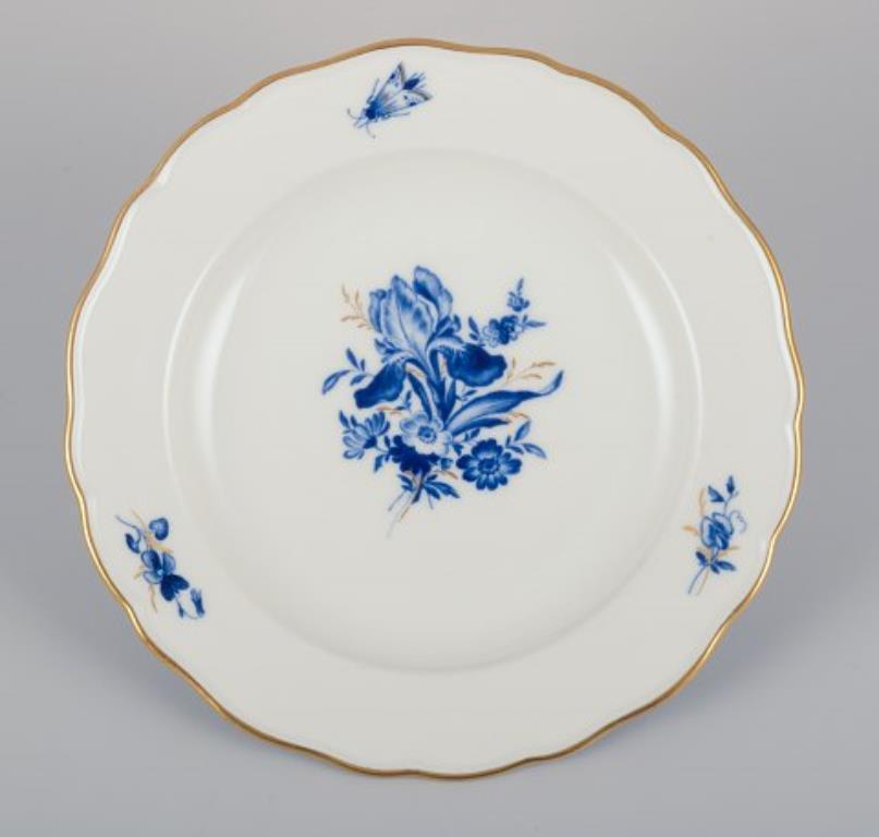 Meissen, Alemania. Tres platos de porcelana pintados a mano con flores azules e insectos, borde dorado.
Principios del siglo XX.
Marcado.
Perfecto estado. Parece sin usar.
Dos placas en primera calidad de fábrica. Una placa en la tercera fábrica 