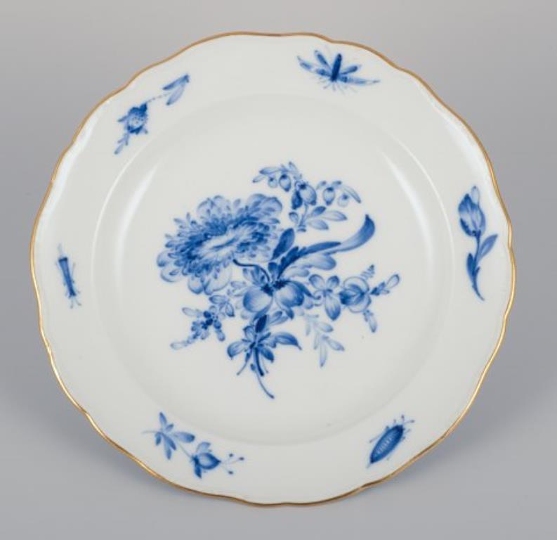 Meissen, Alemania. Tres platos de porcelana con flores azules e insectos Alemán en venta