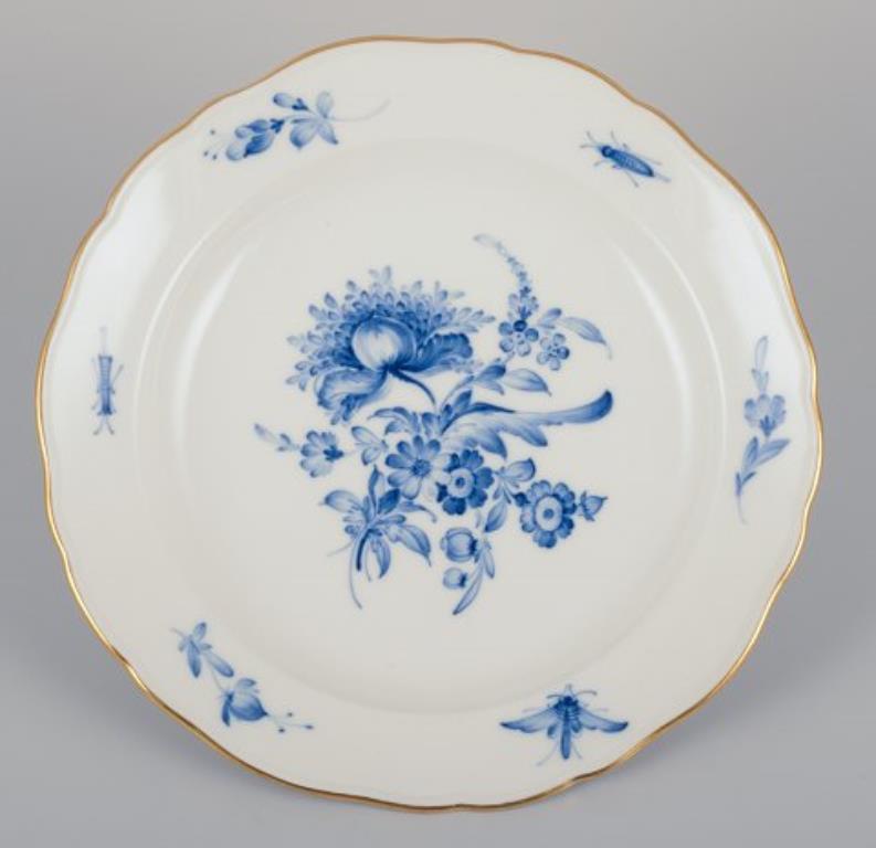 Meissen, Alemania. Tres platos de porcelana con flores azules e insectos Pintado a mano en venta
