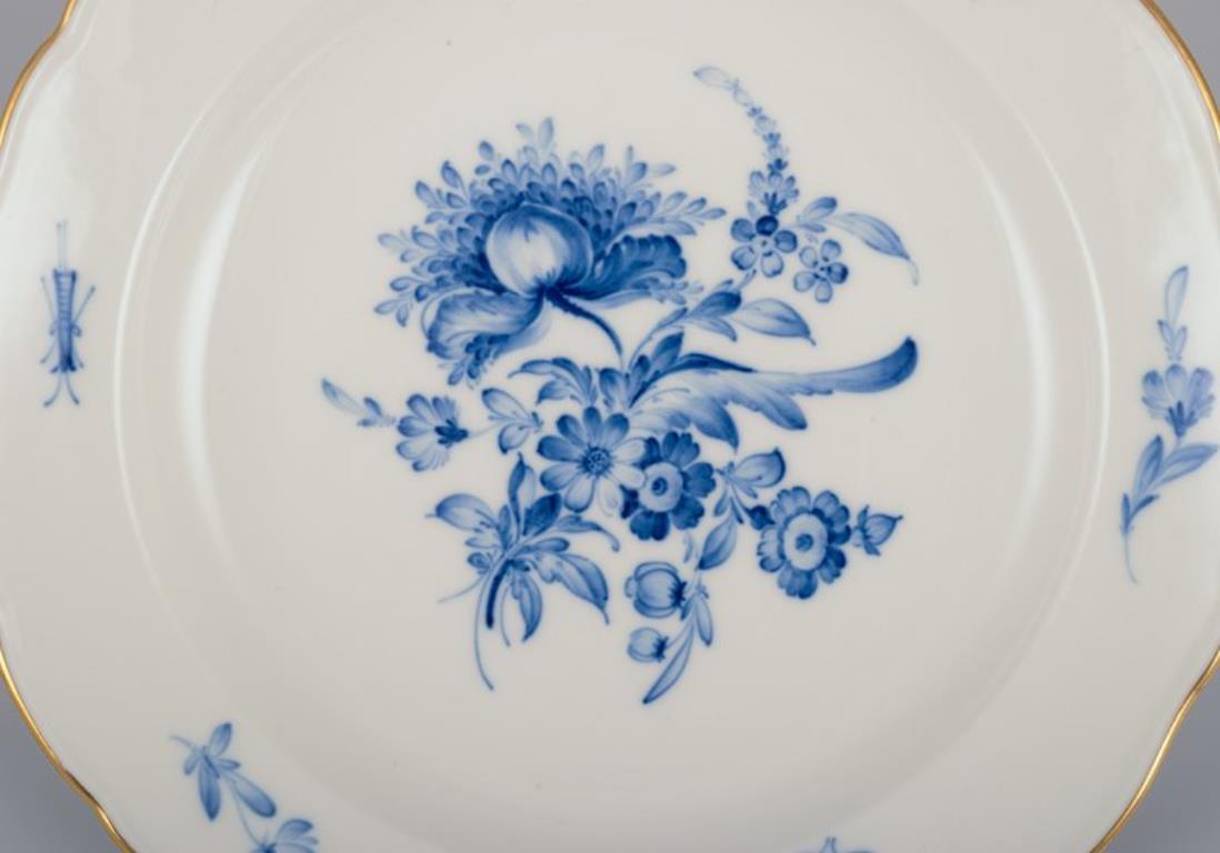 Meissen, Alemania. Tres platos de porcelana con flores azules e insectos en Excelente estado para la venta en Copenhagen, DK