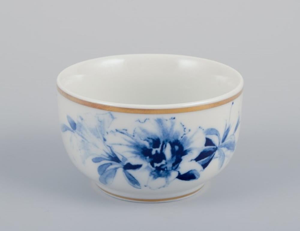 Meissen, Alemania. Tres cuencos pequeños. Decorada a mano con motivos florales azules y borde dorado.
Mediados del siglo XX.
Firmado.
Perfecto estado.
Primera calidad de fábrica.
Dimensiones: D 7,0 cm x 4,5 cm.