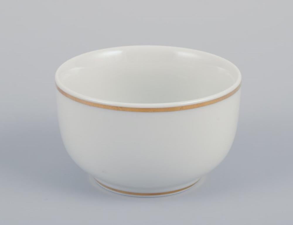 Meissen, Alemania. Tres cuencos pequeños. Decorada a mano con motivos florales azules. Alemán en venta