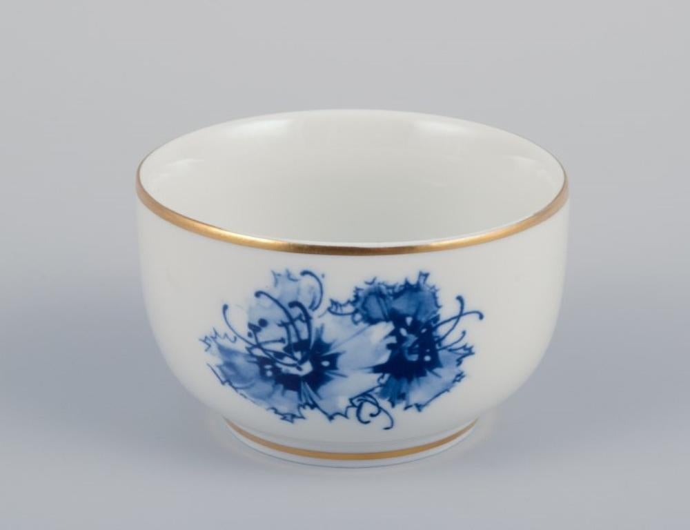 Meissen, Alemania. Tres cuencos pequeños. Decorada a mano con motivos florales azules. Pintado a mano en venta
