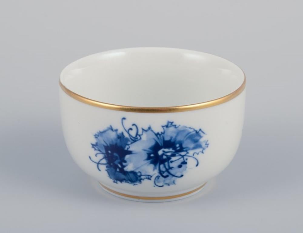 Meissen, Alemania. Tres cuencos pequeños. Decorada a mano con motivos florales azules. en Excelente estado para la venta en Copenhagen, DK