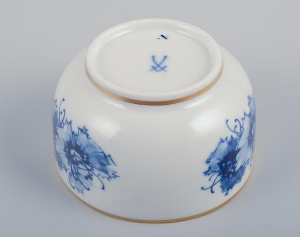 Meissen, Alemania. Tres cuencos pequeños. Decorada a mano con motivos florales azules. siglo XX en venta