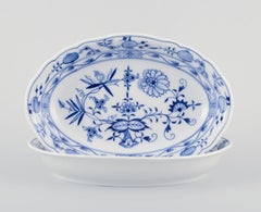 Meissen, Allemagne. Deux bols ovales en porcelaine à motif d'oignon bleu.