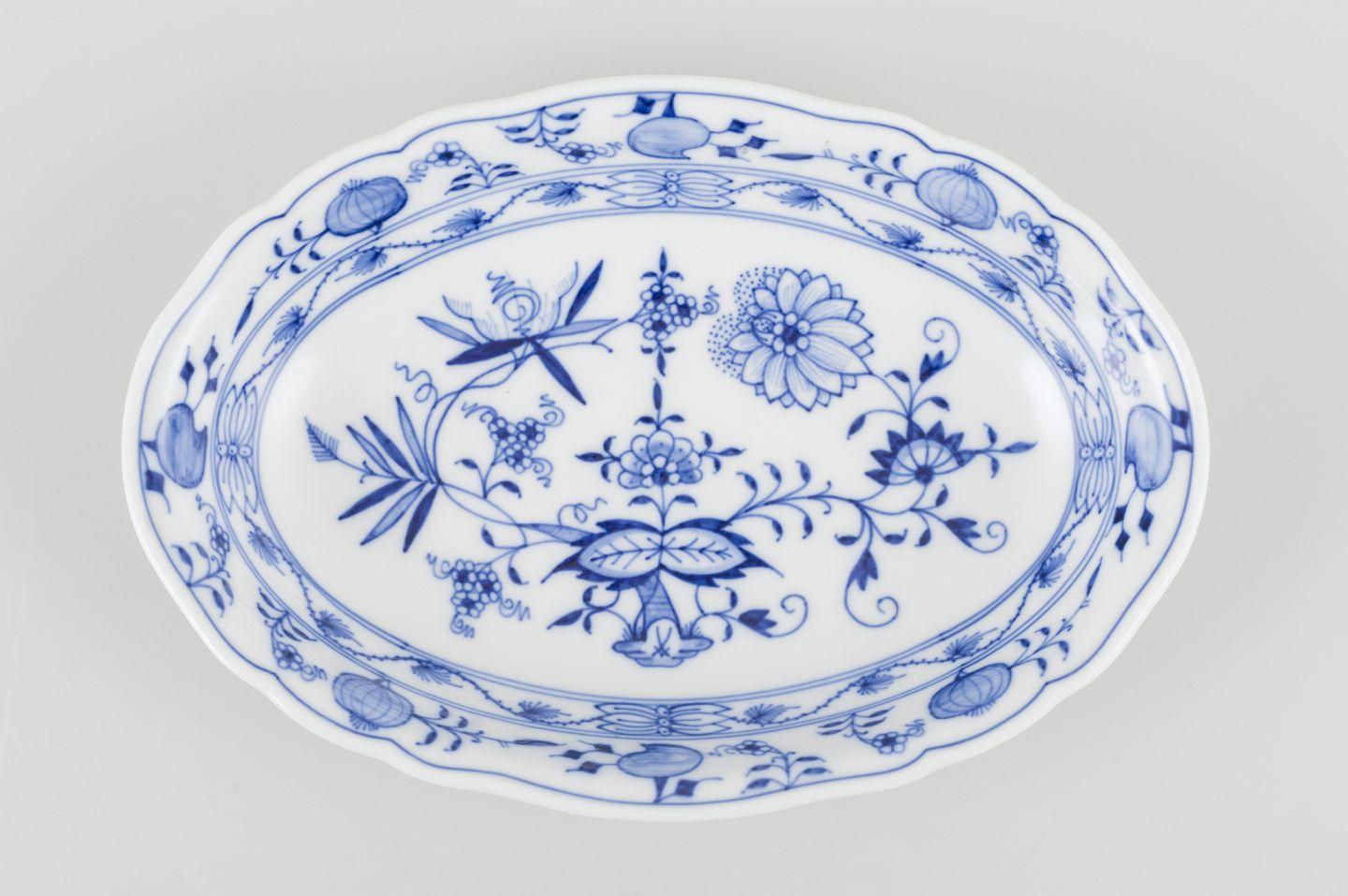 Meissen, Germany. Two oval Blue Onion pattern porcelain bowls. In Excellent Condition For Sale In København, Copenhagen
