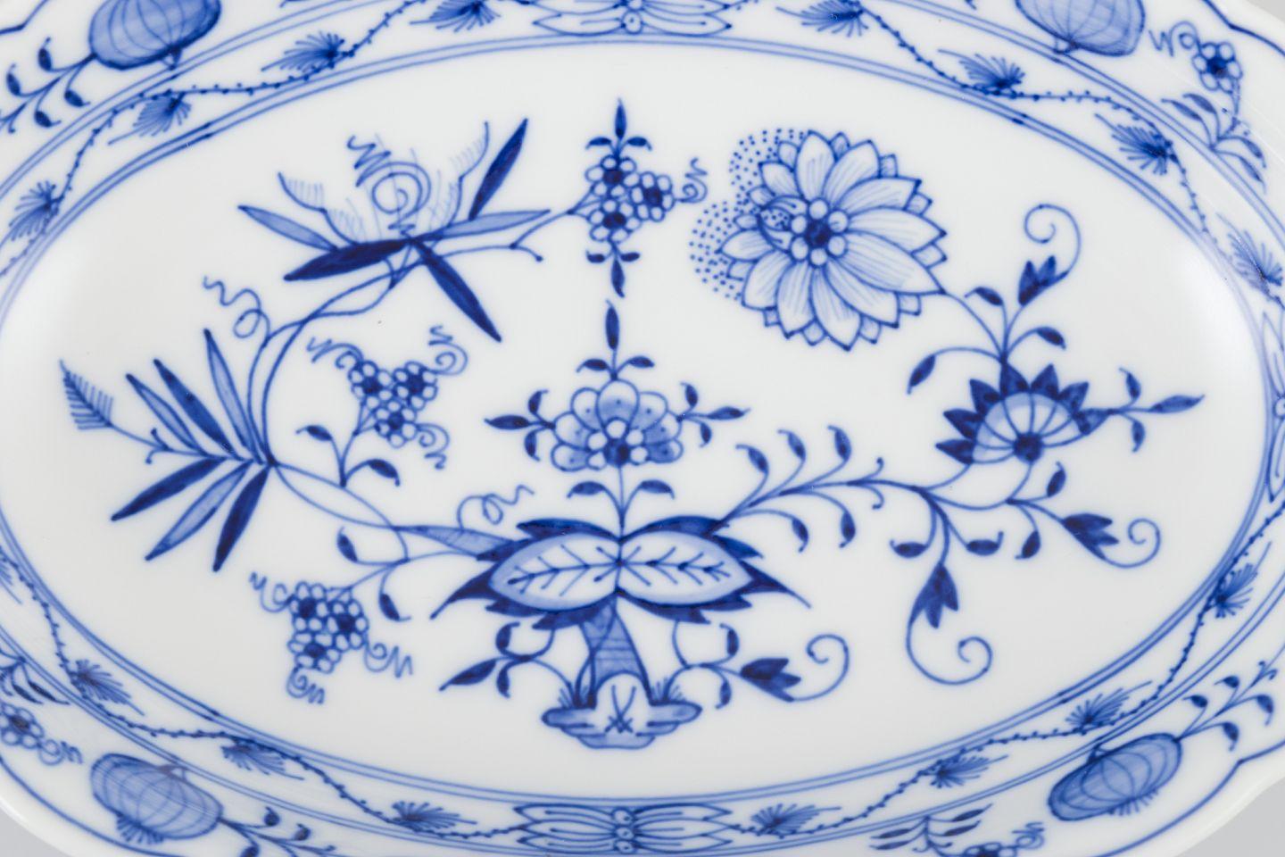 20th Century Meissen, Germany. Two oval Blue Onion pattern porcelain bowls. For Sale
