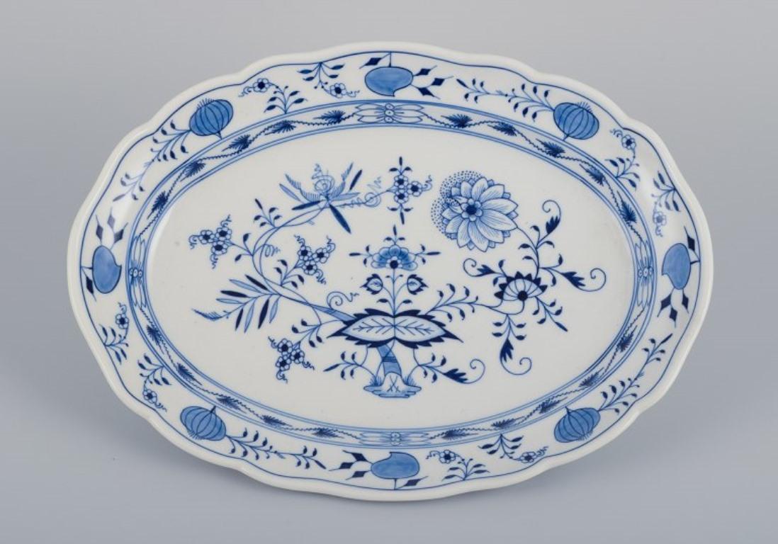 Meissen, Germania, due piatti da portata ovali Blue Onion in porcellana.
Decorato a mano con fiori blu.
Metà del XX secolo.
Contrassegnato.
Condizioni perfette.
Terza qualità di fabbrica.
Piatto grande: 35,0 cm x 4,5 cm.
Piatto piccolo: 30 cm x 3,5