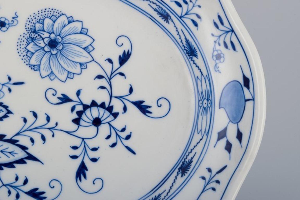 Dipinto a mano Meissen, Germania, due piatti da portata ovali Blue Onion in porcellana. in vendita