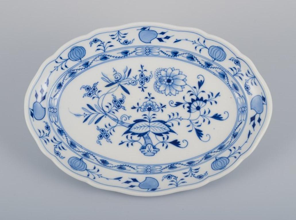 XX secolo Meissen, Germania, due piatti da portata ovali Blue Onion in porcellana. in vendita