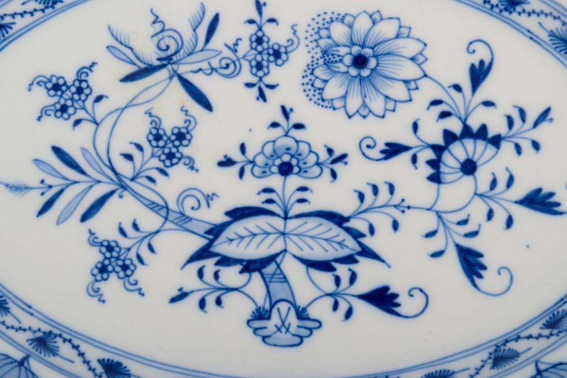Porcellana Meissen, Germania, due piatti da portata ovali Blue Onion in porcellana. in vendita