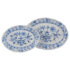Meissen, Allemagne, deux plats de service ovales en porcelaine Blue Onion.