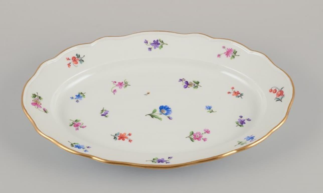 Meissen, Germania. Due piatti da portata ovali in porcellana.
Dipinto a mano con motivi floreali policromi, bordo dorato.
Approssimativamente dal 1900.
Firmato.
Condizioni perfette con minimi segni di utilizzo.
Prima qualità di fabbrica.
Dimensioni: