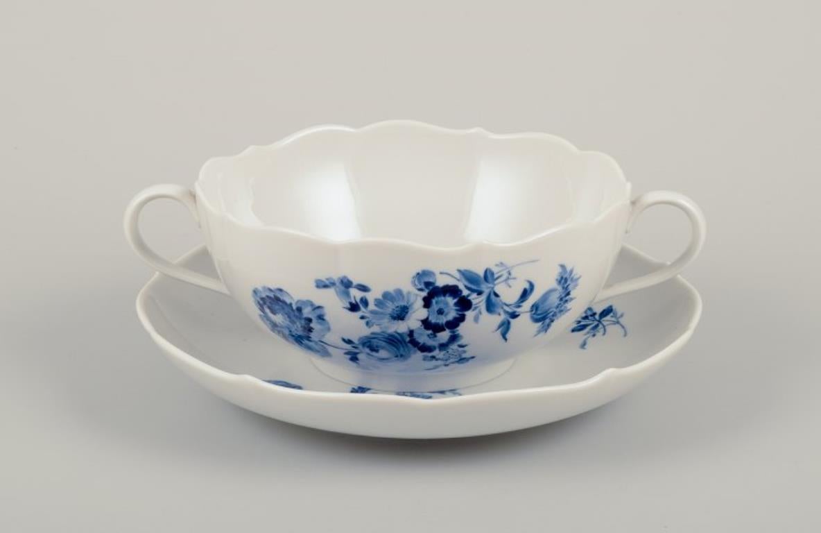 Meissen, Germany.
Two pairs of bouillon cups in blue-painted porcelain.
Hand-painted with floral motifs and insects in blue.
Mid-20th century.
Marked.
Fifth factory quality.
In excellent condition with minor signs of use.
Cup: D 13.0 cm without