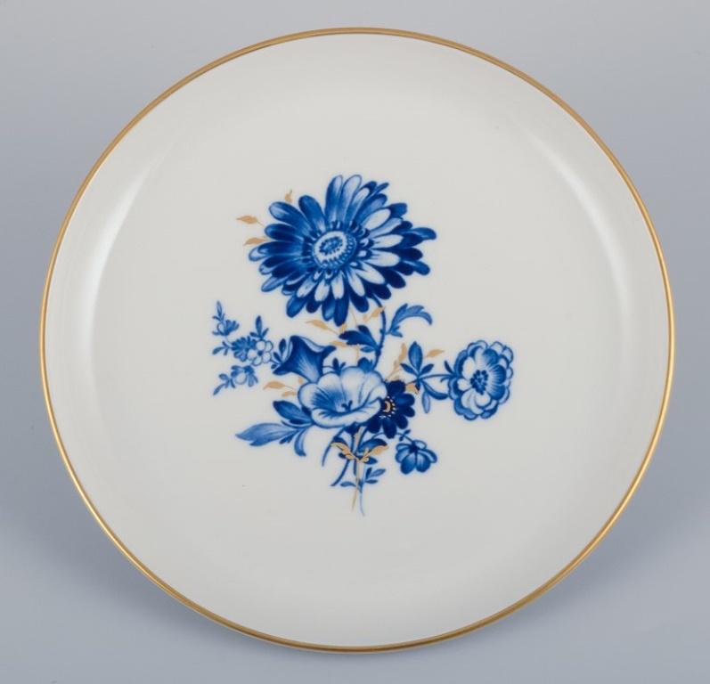 Meissen, Alemania. Dos placas. Decorada a mano con motivos florales azules y borde dorado.
Mediados del siglo XX.
Firmado.
Perfecto estado.
Primera calidad de fábrica.
Dimensiones: D 18,0 cm.