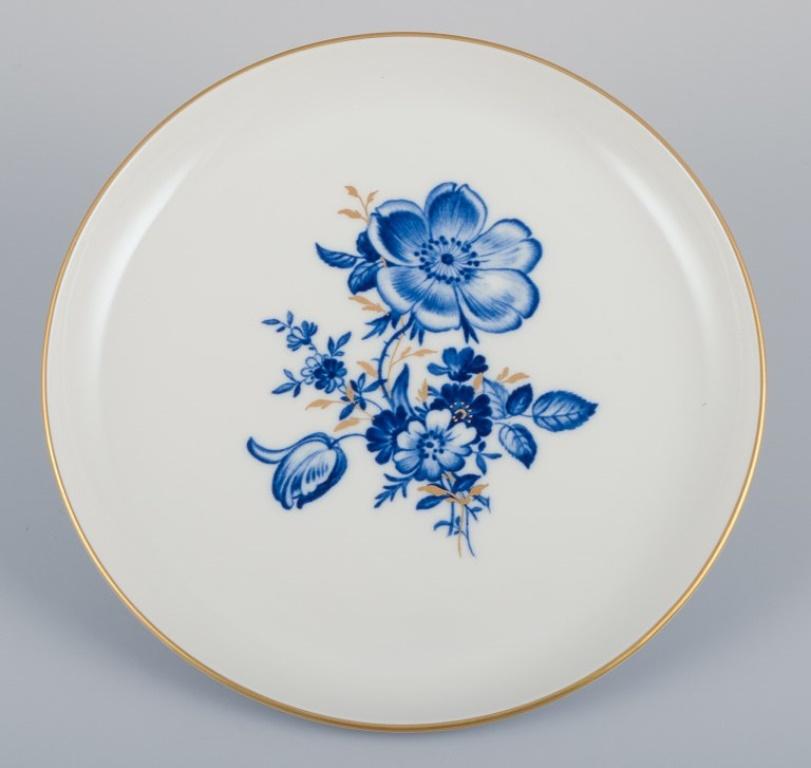 Meissen, Alemania. Dos placas. Decorada a mano con motivos florales azules. Pintado a mano en venta