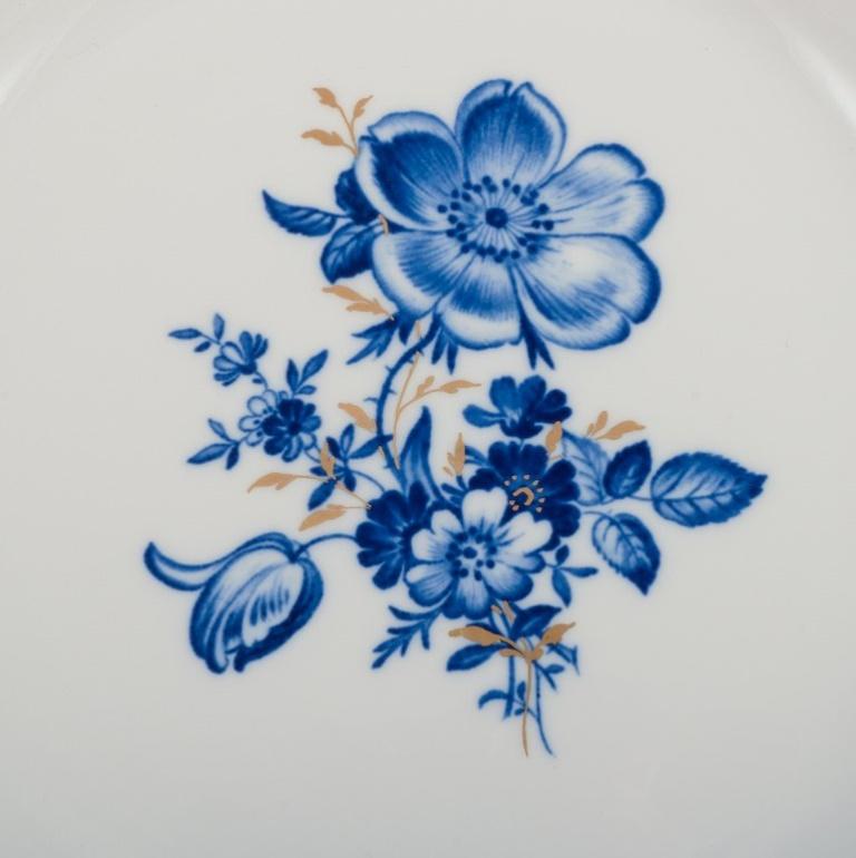 Meissen, Alemania. Dos placas. Decorada a mano con motivos florales azules. en Excelente estado para la venta en Copenhagen, DK