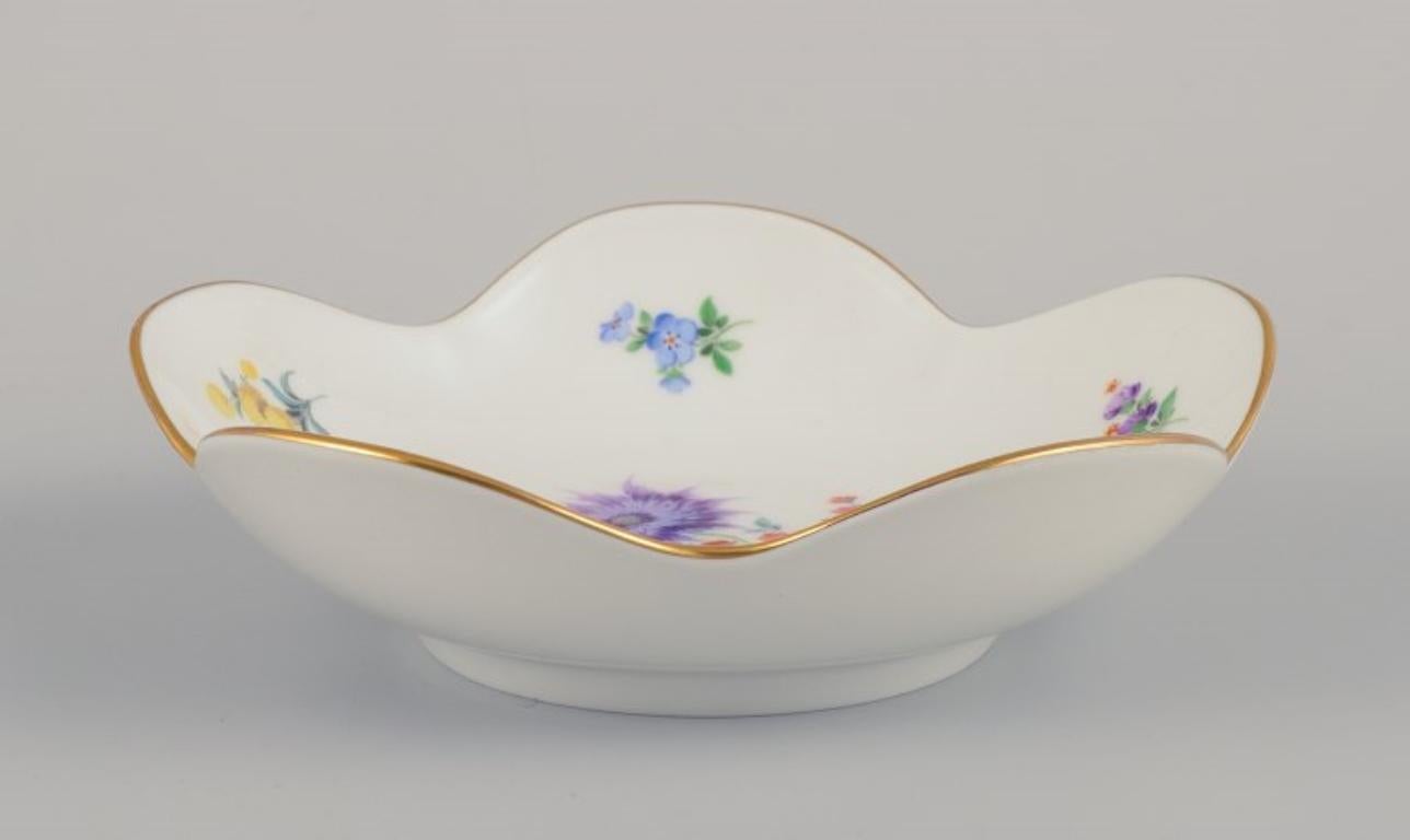 Meissen, Alemania. Dos cuencos de porcelana pintados a mano con flores policromadas. Alemán en venta