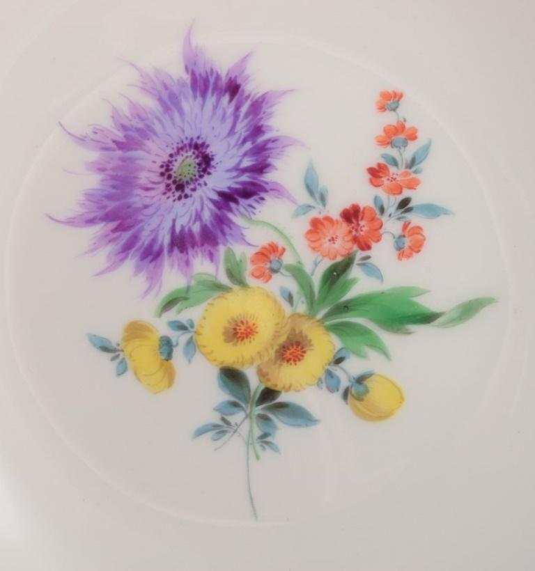 Meissen, Alemania. Dos cuencos de porcelana pintados a mano con flores policromadas. Pintado a mano en venta