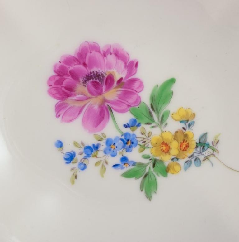Meissen, Alemania. Dos cuencos de porcelana pintados a mano con flores policromadas. mediados del siglo XX en venta