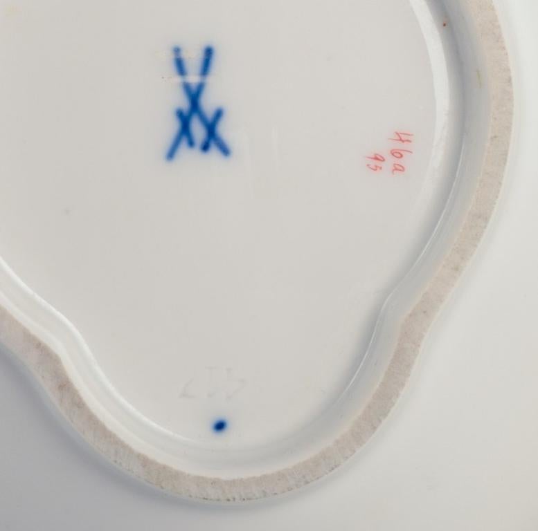 Meissen, Alemania. Dos cuencos de porcelana pintados a mano con flores policromadas. en venta 1