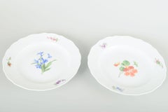 Meißen, Deutschland. Zwei Porzellanteller mit floralen Motiven. Ca 1930er Jahre