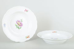 Meissen, Germania. Due piatti fondi in porcellana con decorazione floreale. Ca. 1930s