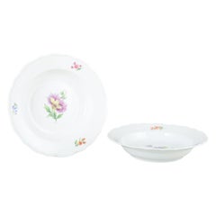 Meissen, Germania. Due piatti fondi in porcellana con decorazione floreale. Ca. 1930s