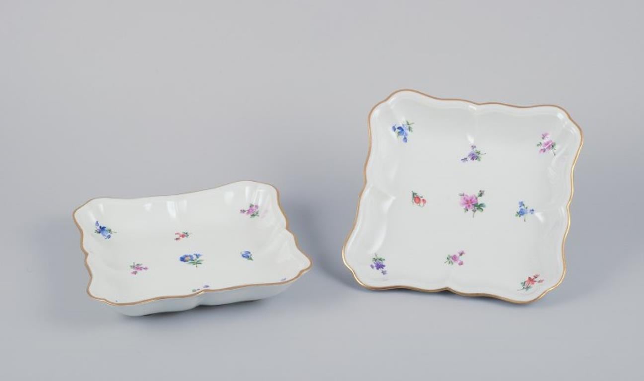 Meissen, Alemania, dos cuencos cuadrados poco profundos.
Pintado a mano con motivos florales policromados, borde dorado.
Aproximadamente de la década de 1920.
Marcado.
Primera calidad de fábrica.
Perfecto estado.
Dimensiones: Diámetro 20,0 cm x