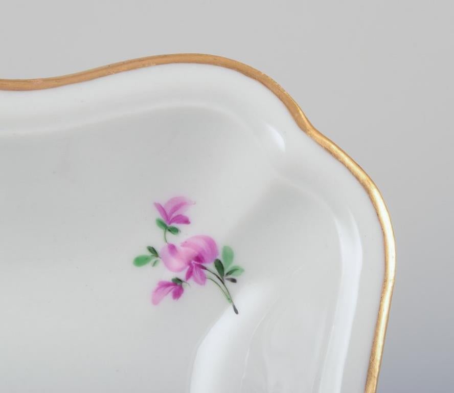 Meissen, Alemania, dos cuencos cuadrados poco profundos. Porcelana pintada a mano. principios del siglo XX en venta