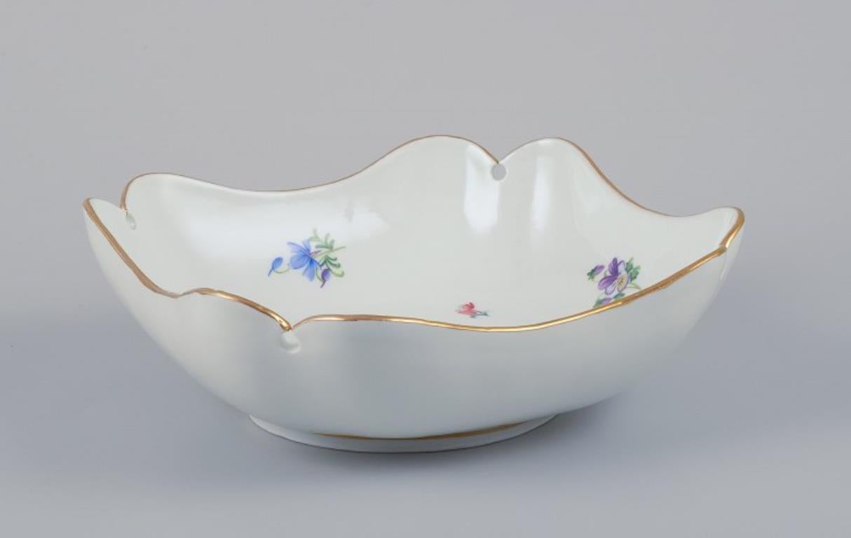 Meissen, Alemania, dos cuencos cuadrados.
Pintado a mano con motivos florales policromados, borde dorado.
Aproximadamente de la década de 1920.
Marcado.
Primera calidad de fábrica.
Perfecto estado.
Dimensiones: Diámetro 21,0 cm x Altura 7,5 cm.